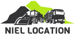 Logo Niel Location avec chargeuse, camion de transport et buttes de terre en gris et vert fluo.