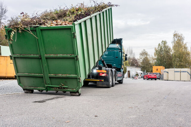 camion benne rempli de déchets verts